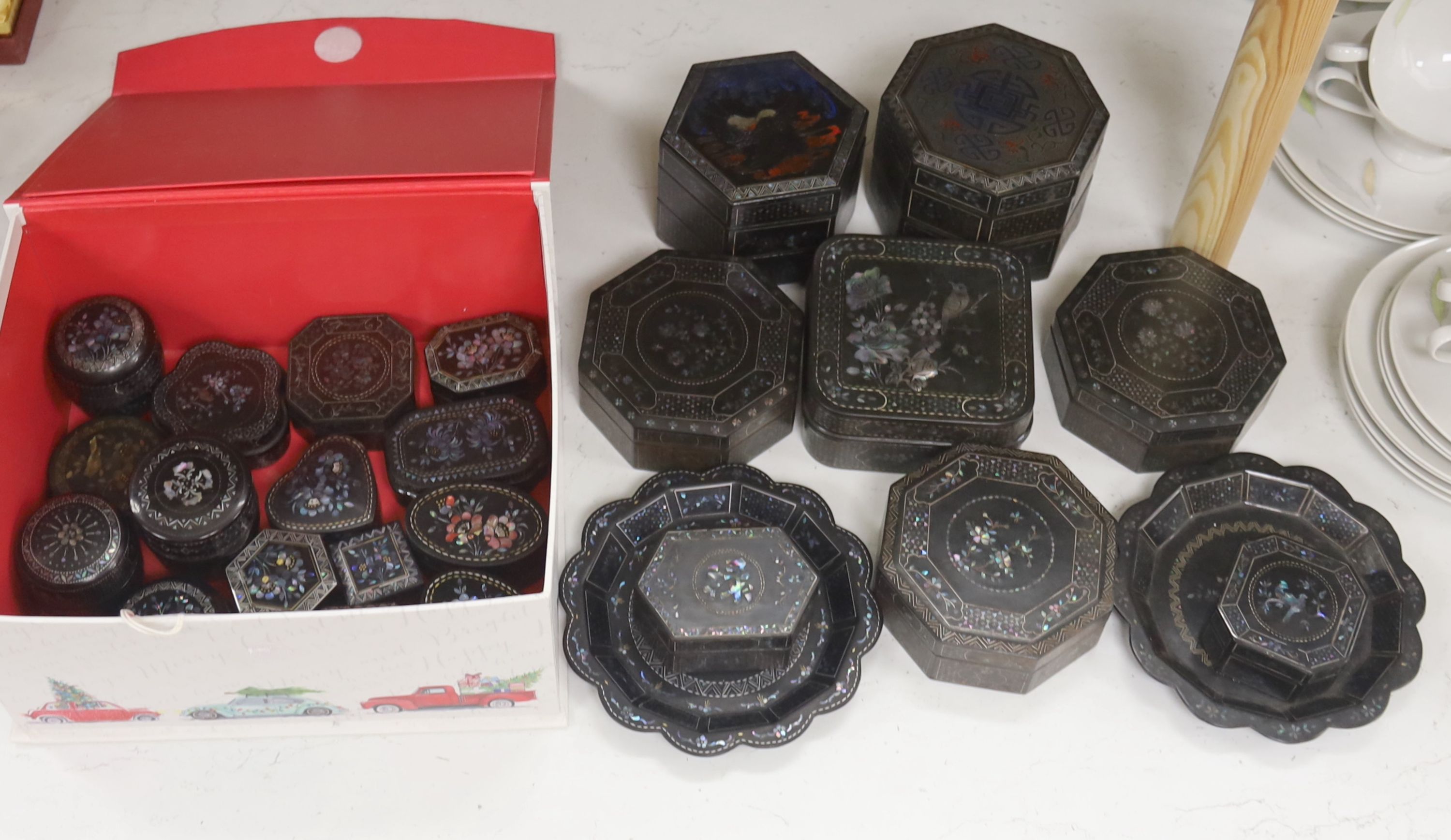 A quantity of Lac Burgaute boxes inlaid in mother of pearl (26)